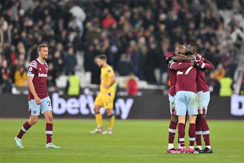 Les joueurs de West Ham célèbrent au coup de sifflet final du match de football de Premier League anglaise entre