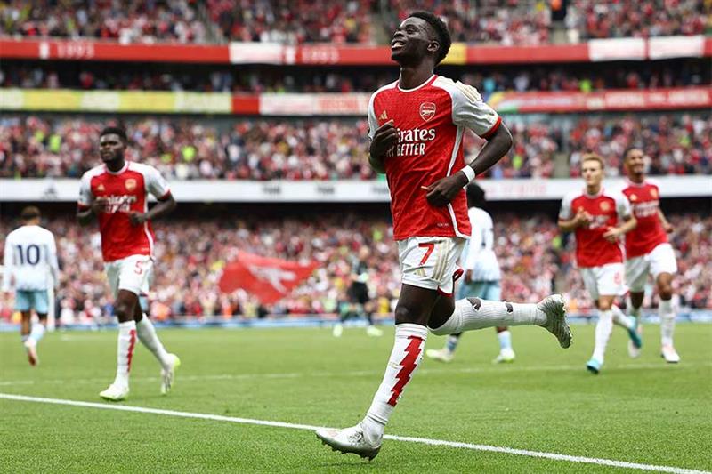 Le milieu de terrain anglais d'Arsenal #07 Bukayo Saka célèbre le deuxième but de l'équipe lors de la première journée de Premier League.